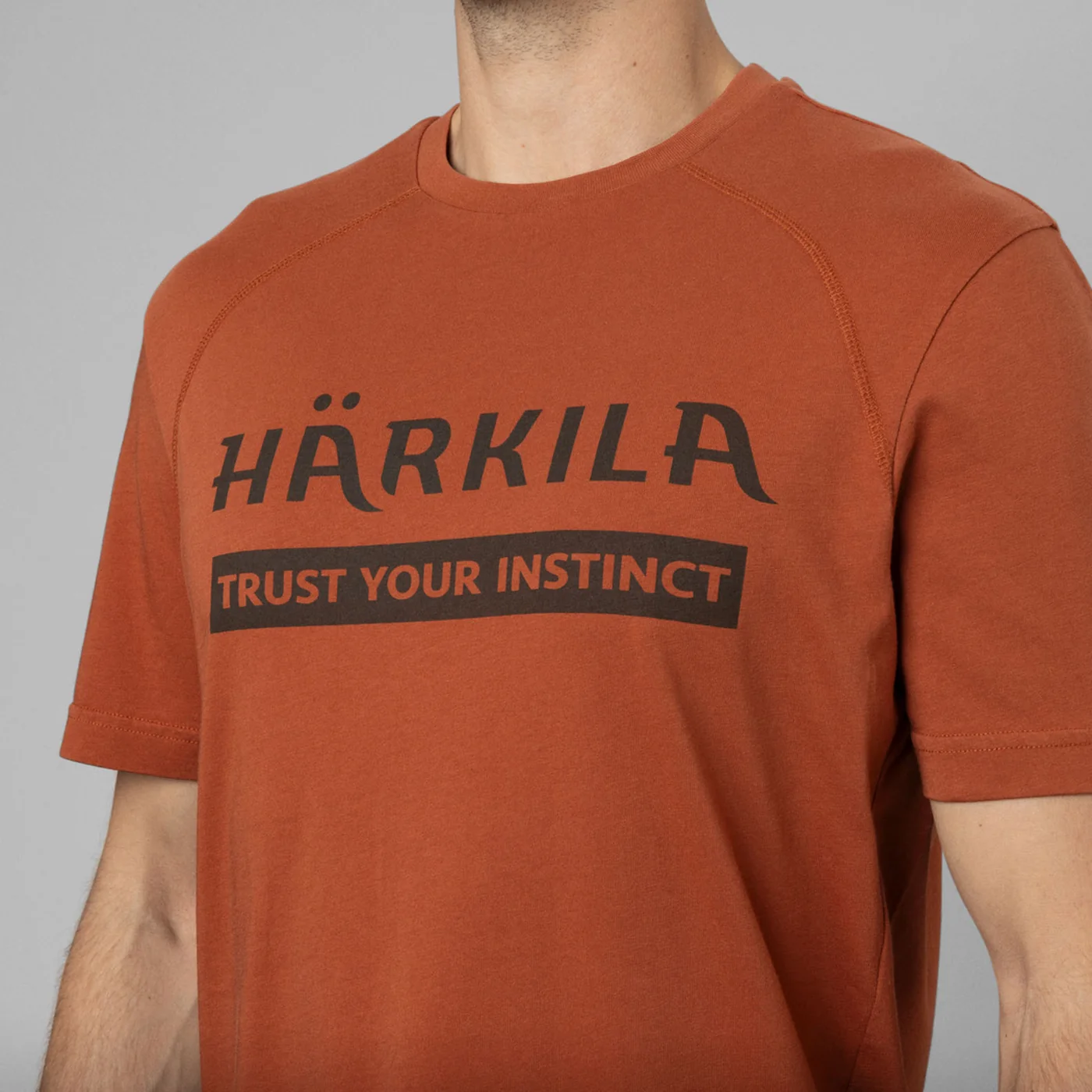 Harkila majca Logo boja Arabian spice, vel. XXL – Harkila – Lovački Džemperi/Duksevi/Majice – slika 2
