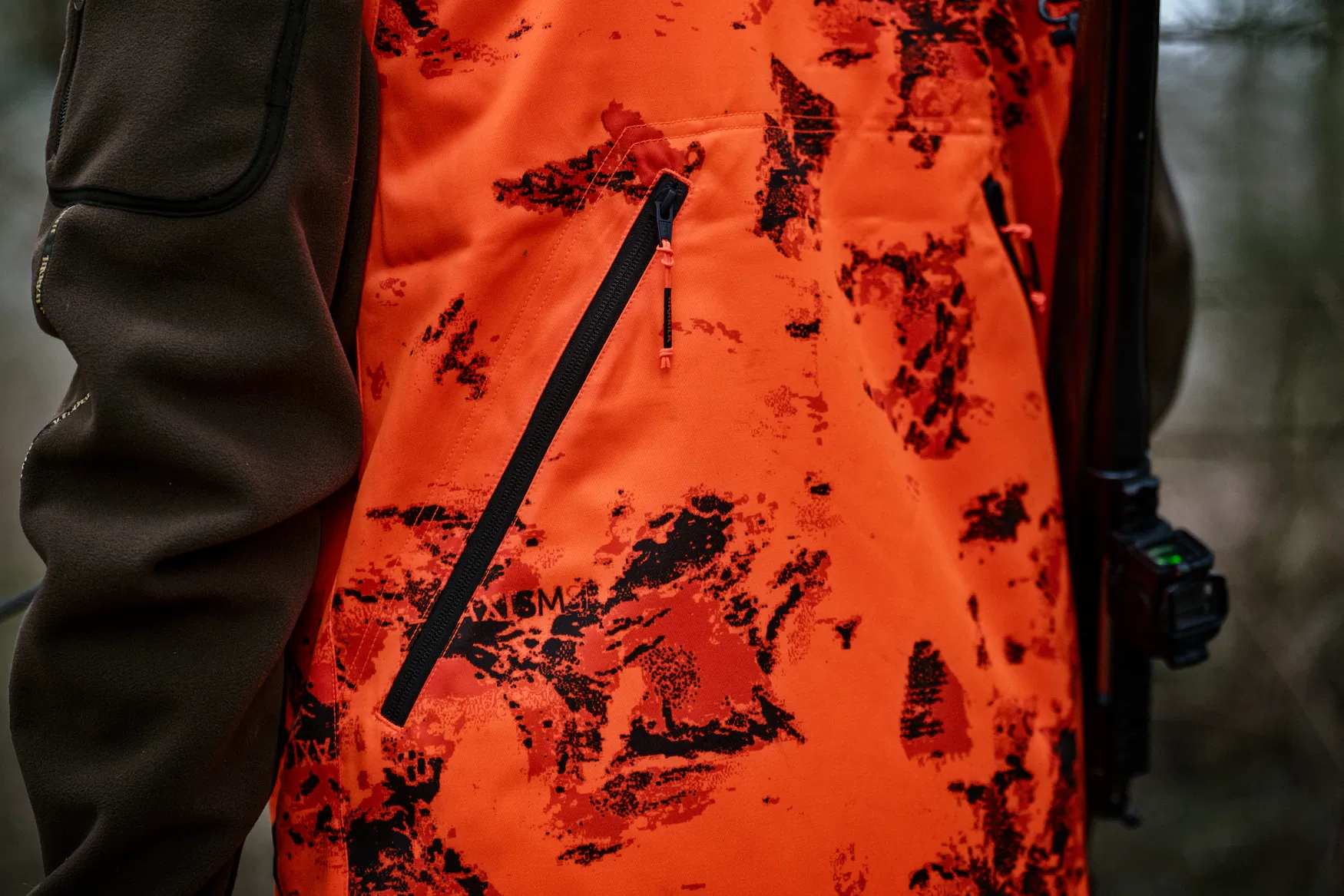 Harkila prsluk Wildboar Pro Blaze camo AXIS MSPCe,boja narandžasta,vel.2XL – Harkila – Lovački Prsluci – slika 2