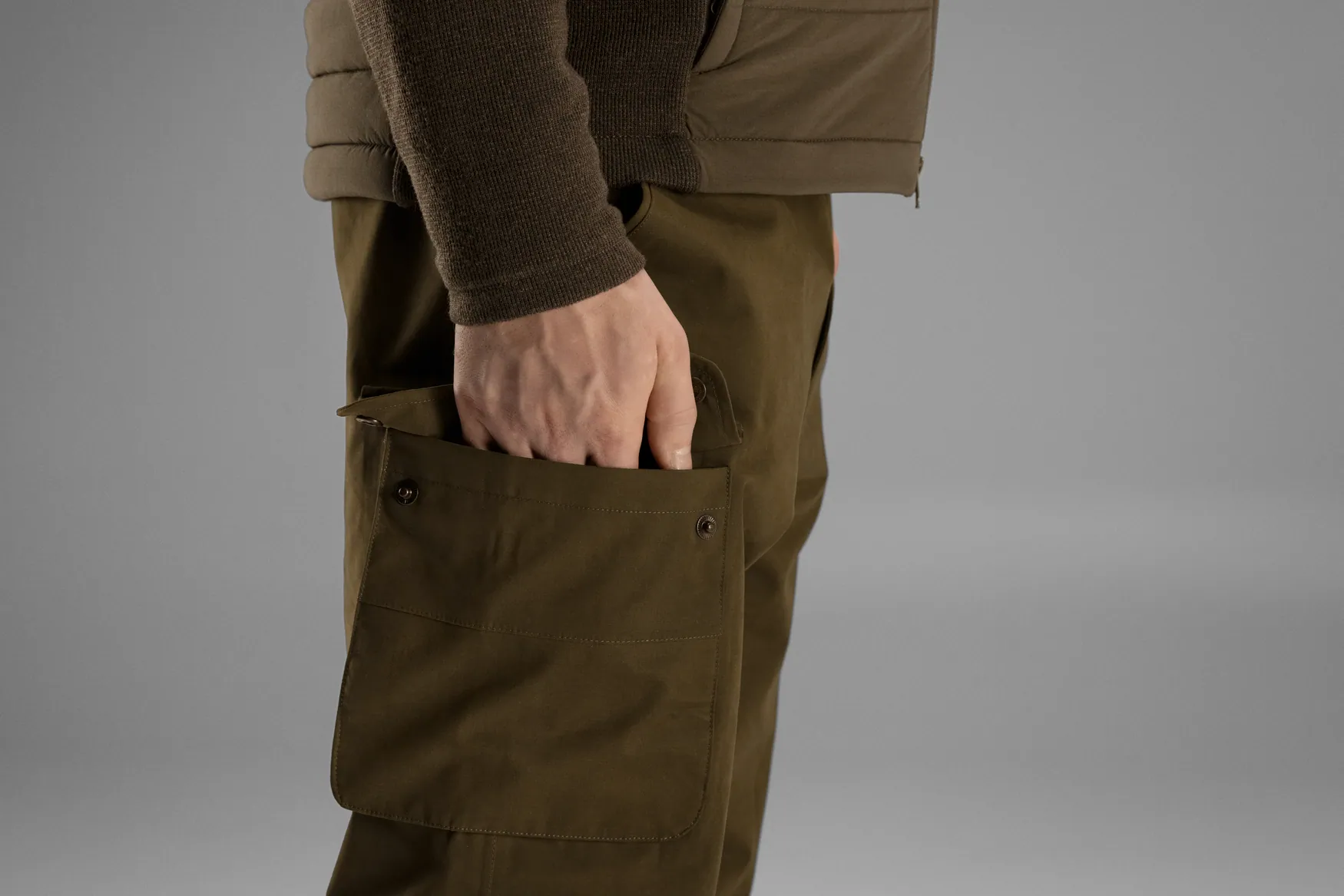 Harkila pantalone Retrieve Light boja Dark warm olive, vel.54 – Harkila – Lovačke Pantalone – slika 1